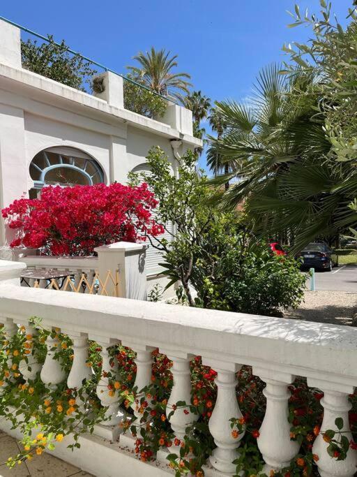 Beautiful Garden Apartment Steps From The Beach 멍똥 외부 사진