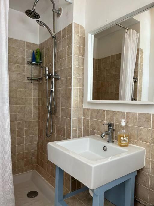 Beautiful Garden Apartment Steps From The Beach 멍똥 외부 사진